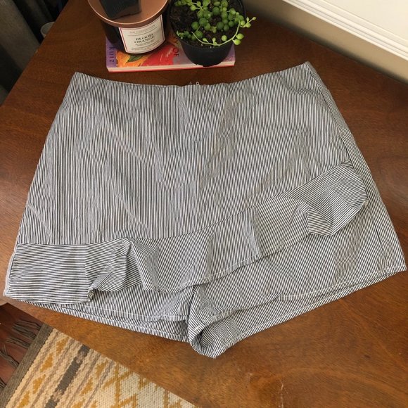 Blue & white pin stripe high waisted skort - Picture 4 of 4